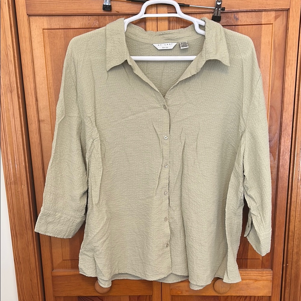 At Last Green Textured 3/4 Sleeve Button‑Down Shirt 30/32W EUC